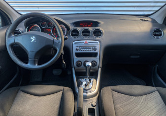 Подержанный автомобиль Peugeot 308 Hatchback 2011 года (9 фото)