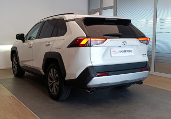 Подержанный автомобиль Toyota RAV4 2024 года (6 фото)