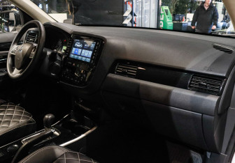 Подержанный автомобиль Mitsubishi Outlander 2022 года (7 фото)