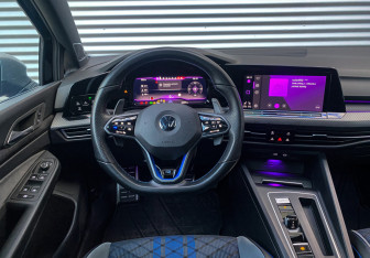 Подержанный автомобиль Volkswagen Golf R Hatchback 2021 года (16 фото)