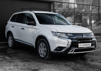 Подержанный автомобиль Mitsubishi Outlander 2021 года (3 фото)