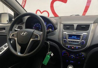 Подержанный автомобиль Hyundai Solaris Hatchback 2015 года (9 фото)