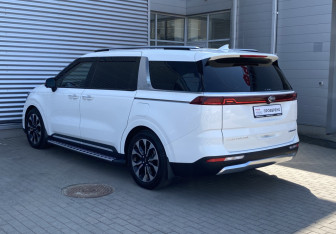 Подержанный автомобиль Kia Carnival 2021 года (7 фото)