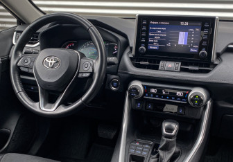 Подержанный автомобиль Toyota RAV4 2022 года (12 фото)