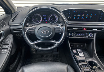 Подержанный автомобиль Hyundai Sonata 2021 года (14 фото)