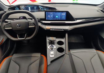 Подержанный автомобиль Changan UNI-V 2024 года (10 фото)