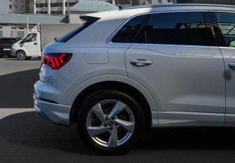 Подержанный автомобиль Audi Q3 2020 года (9 фото)