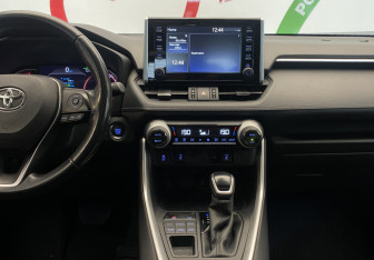 Подержанный автомобиль Toyota RAV4 2022 года (10 фото)