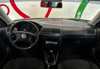 Подержанный автомобиль Volkswagen Golf Hatchback 2002 года (9 фото)