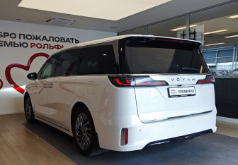 Подержанный автомобиль Voyah Dream 2022 года (4 фото)