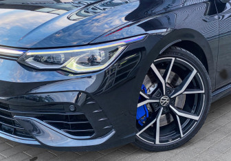 Подержанный автомобиль Volkswagen Golf R Hatchback 2021 года (4 фото)