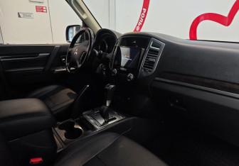 Подержанный автомобиль Mitsubishi Pajero 2019 года (7 фото)