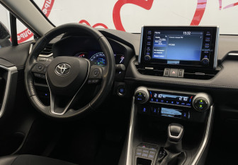 Подержанный автомобиль Toyota RAV4 2021 года (10 фото)