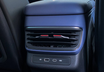 Подержанный автомобиль Hongqi HS3 2024 года (12 фото)