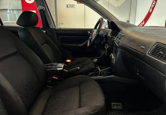 Подержанный автомобиль Volkswagen Golf Hatchback 2002 года (7 фото)