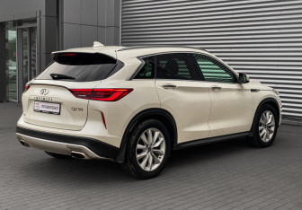 Подержанный автомобиль Infiniti QX50 2018 года (6 фото)