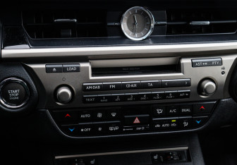 Подержанный автомобиль Lexus ES 2012 года (18 фото)