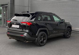 Подержанный автомобиль Toyota RAV4 2022 года (6 фото)