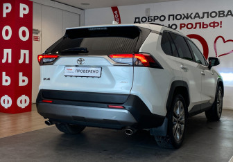 Подержанный автомобиль Toyota RAV4 2021 года (4 фото)