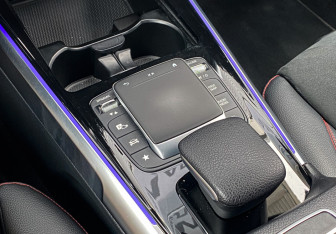 Подержанный автомобиль Mercedes-Benz GLB 2021 года (28 фото)
