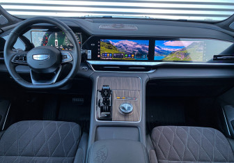 Подержанный автомобиль Geely Monjaro 2025 года (14 фото)