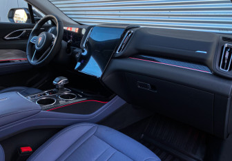 Подержанный автомобиль Hongqi HS3 2024 года (10 фото)