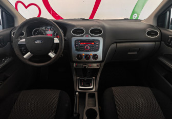 Подержанный автомобиль Ford Focus Hatchback 2010 года (9 фото)