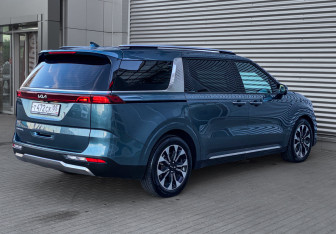 Подержанный автомобиль Kia Carnival 2021 года (5 фото)
