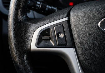 Подержанный автомобиль Hyundai Solaris Hatchback 2012 года (19 фото)