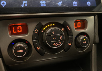 Подержанный автомобиль Peugeot 308 Hatchback 2011 года (16 фото)
