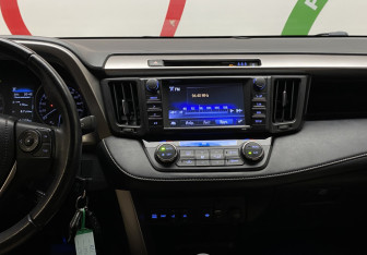 Подержанный автомобиль Toyota RAV4 2017 года (10 фото)