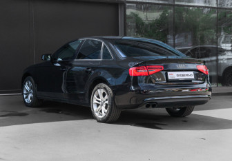 Подержанный автомобиль Audi A4 Sedan 2014 года (6 фото)