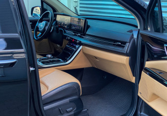 Подержанный автомобиль Kia Carnival 2022 года (11 фото)