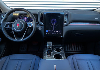 Подержанный автомобиль Hongqi HS3 2024 года (15 фото)