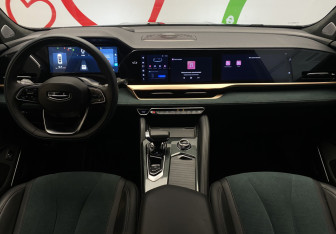 Подержанный автомобиль Geely Monjaro 2023 года (12 фото)