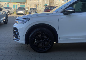 Подержанный автомобиль Volkswagen Tiguan 2025 года (10 фото)