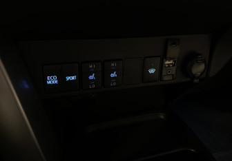 Подержанный автомобиль Toyota RAV4 2017 года (16 фото)