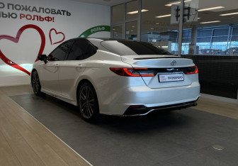 Подержанный автомобиль Toyota Camry Sedan 2024 года (6 фото)