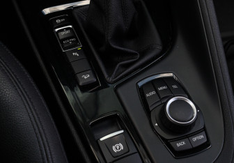 Подержанный автомобиль BMW X1 2015 года (15 фото)