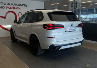 Подержанный автомобиль BMW X5 2025 года (7 фото)