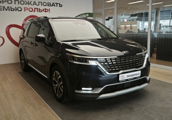 Подержанный автомобиль Kia Carnival 2021 года (3 фото)