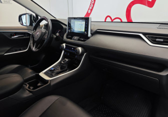 Подержанный автомобиль Toyota RAV4 2019 года (7 фото)