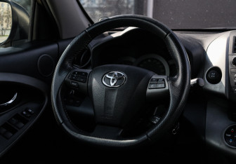 Подержанный автомобиль Toyota RAV4 2010 года (11 фото)