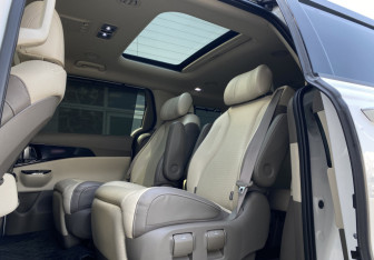 Подержанный автомобиль Kia Carnival 2021 года (32 фото)