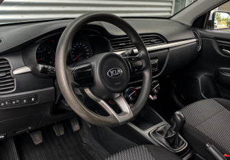Подержанный автомобиль Kia Rio Sedan 2020 года (12 фото)