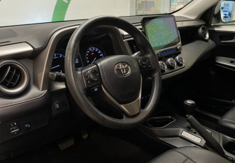 Подержанный автомобиль Toyota RAV4 2016 года (13 фото)