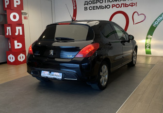 Подержанный автомобиль Peugeot 308 Hatchback 2011 года (4 фото)
