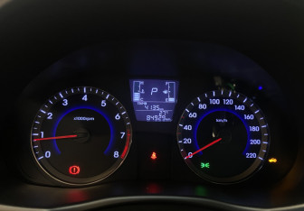 Подержанный автомобиль Hyundai Solaris Hatchback 2015 года (17 фото)