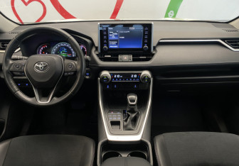 Подержанный автомобиль Toyota RAV4 2021 года (11 фото)