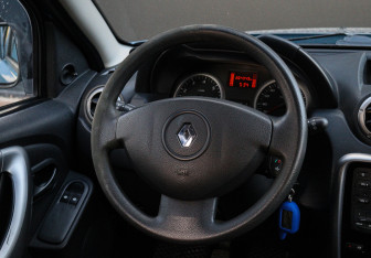 Подержанный автомобиль Renault Duster 2012 года (11 фото)
